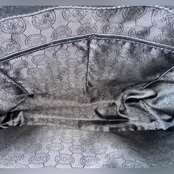 Michael Kors Black Tote in Saffiano Leather with Silver Chain. Great condition! - Picture 9 of 11